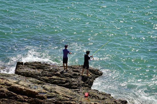 Shipwreck site of Lisbon Maru in E China's Zhoushan attracts tourists